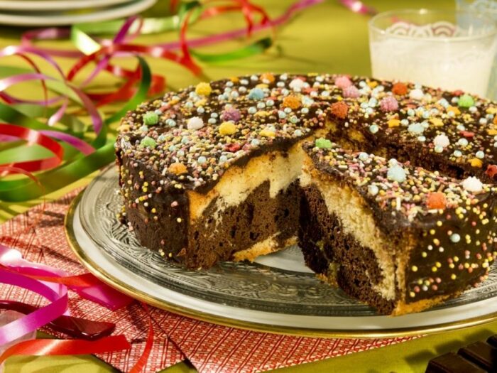 كعكة الماربل بالحليب والشيكولاتة الداكنة
